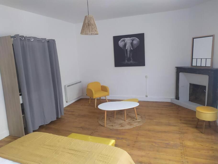 Maison De Ville Tres Lumineuse Civray  외부 사진
